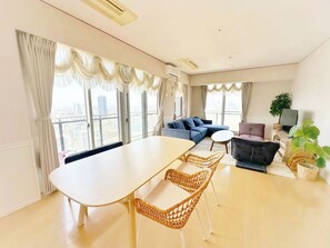 52-inch LCD TV with satellite channels - Namba Luxury Mansion (Osaka)