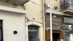Un immeuble doté d’un portail en métal, d’une enseigne indiquant « Résidence I Belges » et d’une entrée bien visible.