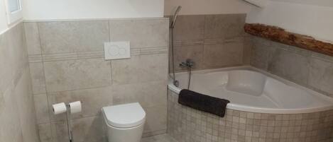 Hiustenkuivaaja, pyyhkeet, saippua, sampoo
