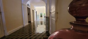 Handrails in hallways - Comme à la Maison  (Saint-Paul-de-Fenouillet)