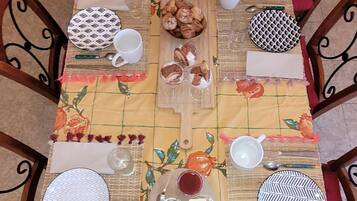 Daily continental breakfast (EUR 5 per person)