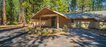 Fantastic Cabin on Golf Course, Two Primary Suites, Huge Deck, Pet Friendly, Resort Amenities
