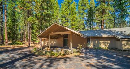 Fantastic Cabin on Golf Course, Two Primary Suites, Huge Deck, Pet Friendly, Resort Amenities