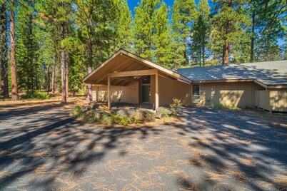 Fantastic Cabin on Golf Course, Two Primary Suites, Huge Deck, Pet Friendly, Resort Amenities