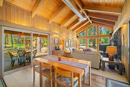 Fantastic Cabin on Golf Course, Two Primary Suites, Huge Deck, Pet Friendly, Resort Amenities