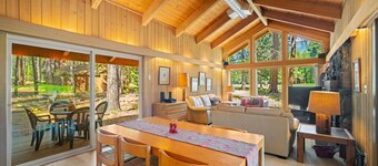 Fantastic Cabin on Golf Course, Two Primary Suites, Huge Deck, Pet Friendly, Resort Amenities