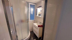 Ducha, secador de pelo, toallas, jabón