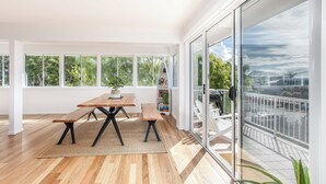 Hus, 4 soverom, balkong, havutsikt | Spiseområde på rommet