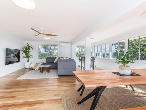 Ferienhaus, 4 Schlafzimmer, Balkon, Meerblick | Wohnbereich | 55-Zoll-Flachbildfernseher mit Digitalempfang, Netflix