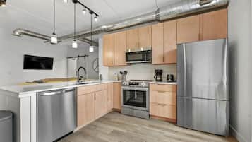 KĂŒhlschrank, Mikrowelle, Ofen, Herdplatte