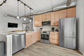 Jääkaappi, mikroaaltouuni, uuni, liesi