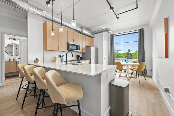 Jääkaappi, mikroaaltouuni, uuni, liesi