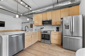 Réfrigérateur, micro-ondes, four, plaque de cuisson