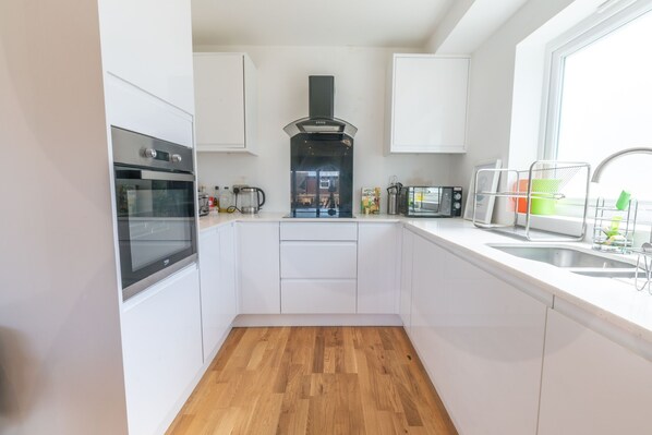 Refrigerador, microondas, horno, placa de cocina
