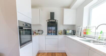 Modern 4Bed Seaside Escape * With Parking*
