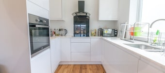 Modern 4Bed Seaside Escape * With Parking*