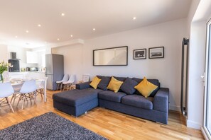 Smart TV - Modern 4Bed Seaside Escape * With Parking* (Brighton and Hove)