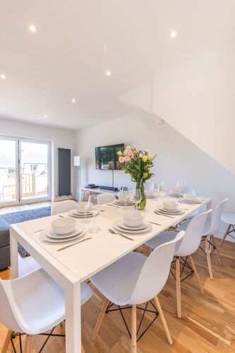 Modern 4Bed Seaside Escape * With Parking*