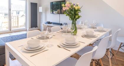 Modern 4Bed Seaside Escape * With Parking*