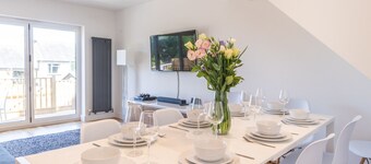 Modern 4Bed Seaside Escape * With Parking*