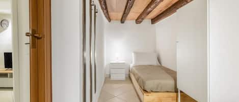 4 bedrooms, desk, iron/ironing board, WiFi