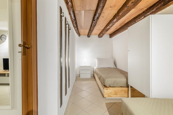 4 bedrooms, desk, iron/ironing board, WiFi