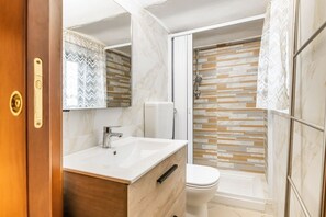 Shower, hair dryer, bidet, towels