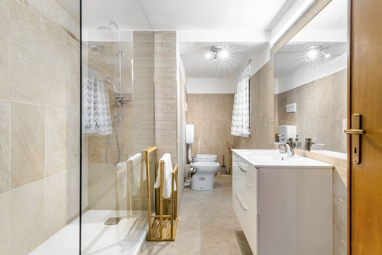 Ducha, secador de pelo, bidet, toallas