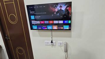 Deluxe Double Room, 1 King Bed, Non Smoking | Egyptian cotton sheets, premium bedding, down duvets, memory-foam beds