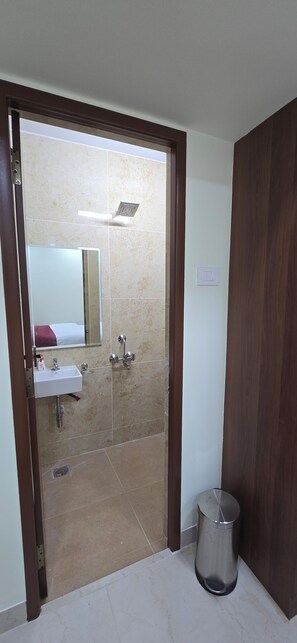 Quarto casal luxo, 1 cama Queen, para não fumantes | Banheiro | Chuveiro, chuveiro com efeito de chuva, produtos de toalete grátis