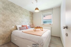 2 soverom, skrivebord, reiseseng for barn og wi-fi