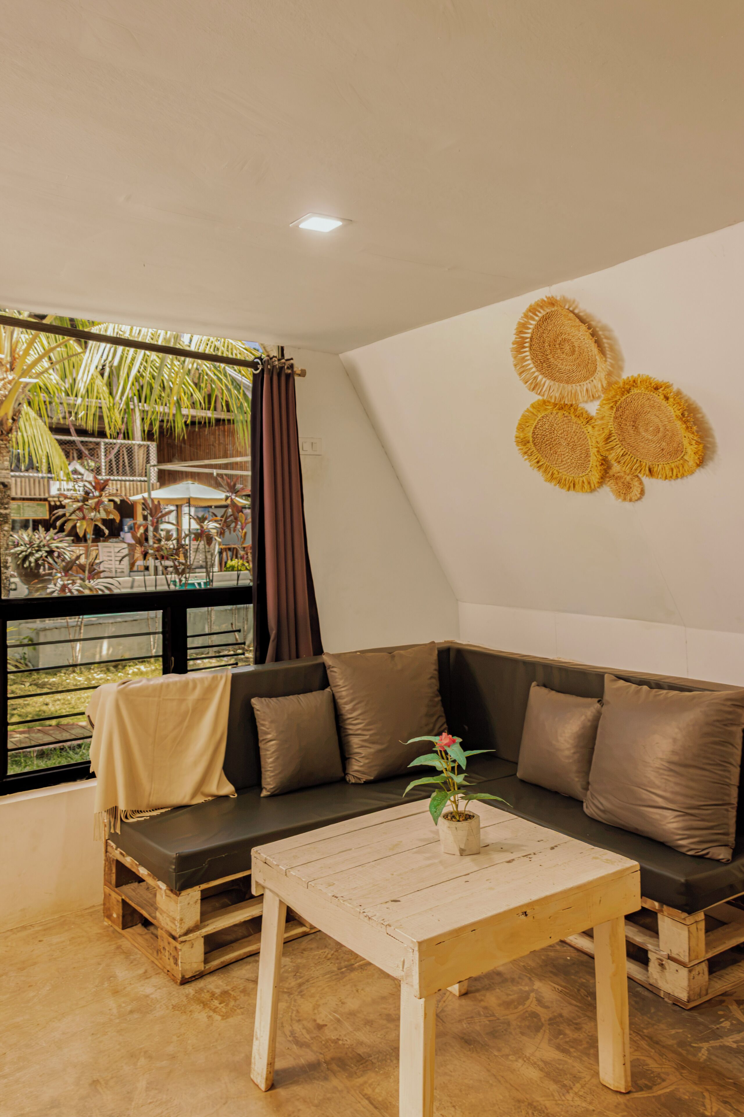 Tabla de planchar con plancha, wifi gratis y ropa de cama 