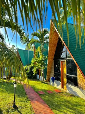Bangalô luxo, várias camas, ar-condicionado, vista para a piscina | 4 quartos, ferros/tábuas de passar roupa, Wi-Fi de cortesia