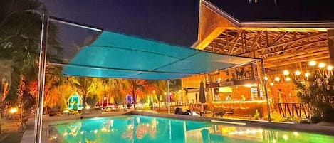 Kolam renang outdoor, dengan payung kolam renang