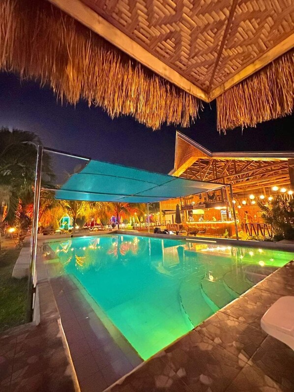 Piscina externa, funciona das 7h às 21h30, guarda-sóis