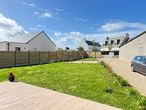 Un quartier résidentiel doté d’une allée pavée, d’une pelouse et de maisons présentant des styles architecturaux distincts.