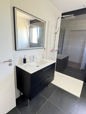Douche, séchoir à cheveux, serviettes fournies, savon