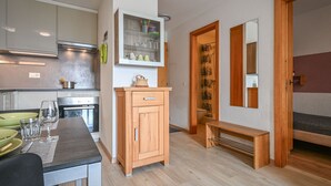 Une cuisine moderne avec un coin repas, des meubles en bois et un banc.