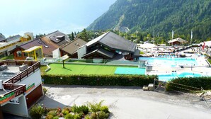 Un hôtel comprenant plusieurs bâtiments, une piscine et situé dans un cadre montagneux.