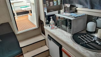 Frigorifero, microonde, piano cottura, macchina per tè/caffè