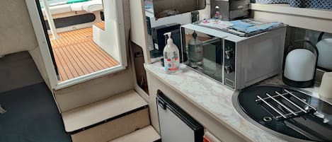 Frigorifero, microonde, piano cottura, macchina per tè/caffè