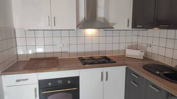 Een koelkast, een microgolfoven, een oven, een kookplaat