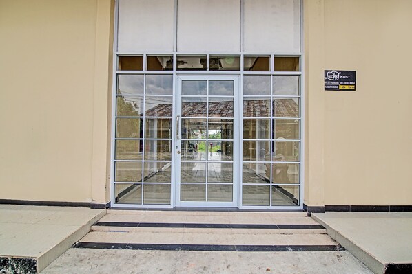 Property entrance - Hotel O Lucky Guesthouse (Pekanbaru)