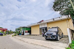 Exterior - Hotel O Lucky Guesthouse (Pekanbaru)
