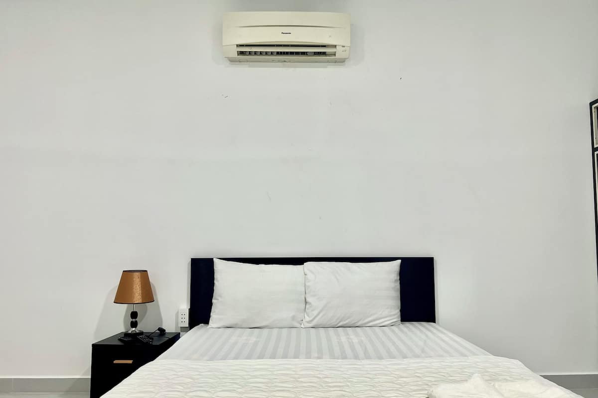 Escritorio, sistema de insonorización y wifi gratis