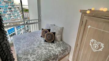 1 slaapkamer, een strijkplank/strijkijzer, beddengoed