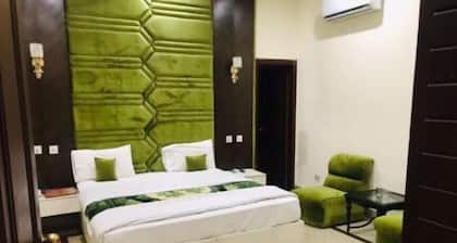 Red Velvet Hotel & Restaurant