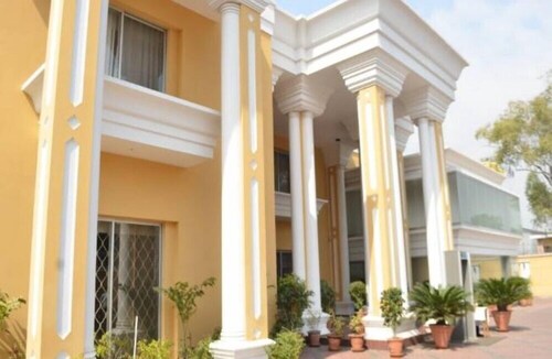 Red Velvet Hotel & Restaurant