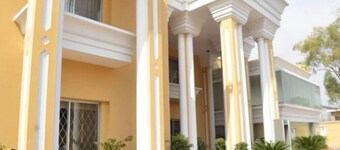 Red Velvet Hotel & Restaurant