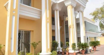 Red Velvet Hotel & Restaurant